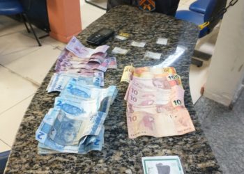 Traficante é preso com pinos de cocaína no Centro de Resende