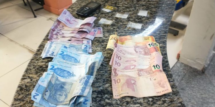 Traficante é preso com pinos de cocaína no Centro de Resende