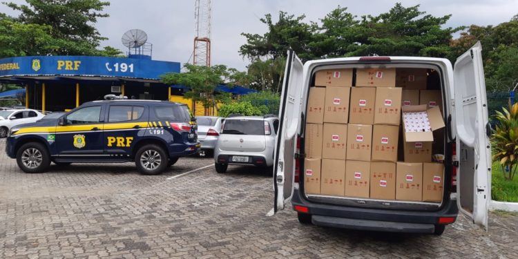 PRF apreende 7 mil pacotes de cigarros ilegais em Piraí