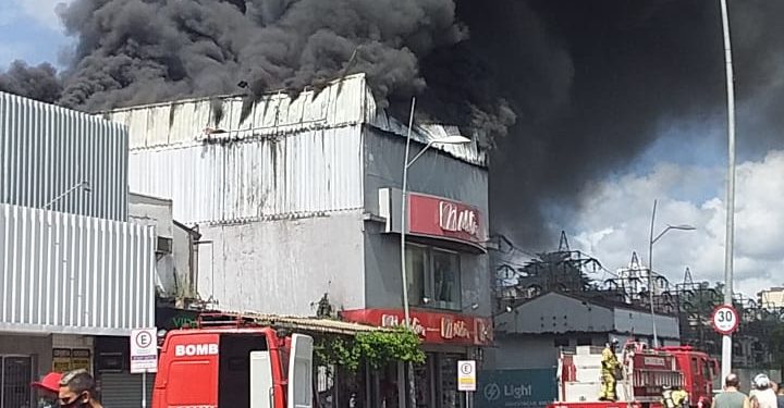 Perícia investiga causa de incêndio na Lojas Nalin em Volta Redonda