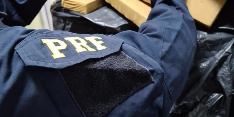 PRF apreende 140 quilos de maconha em Duque de Caxias