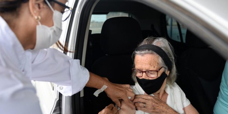 Idosos de Barra Mansa com 84 anos começam a receber a primeira dose da vacina contra a Covid-19