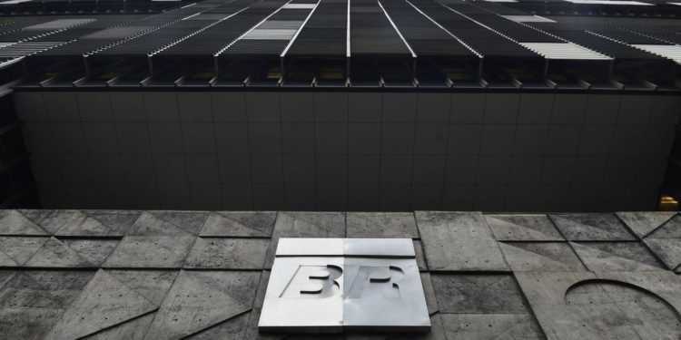 Petrobras aceita oferta de US$ 1,65 bi por refinaria na Bahia