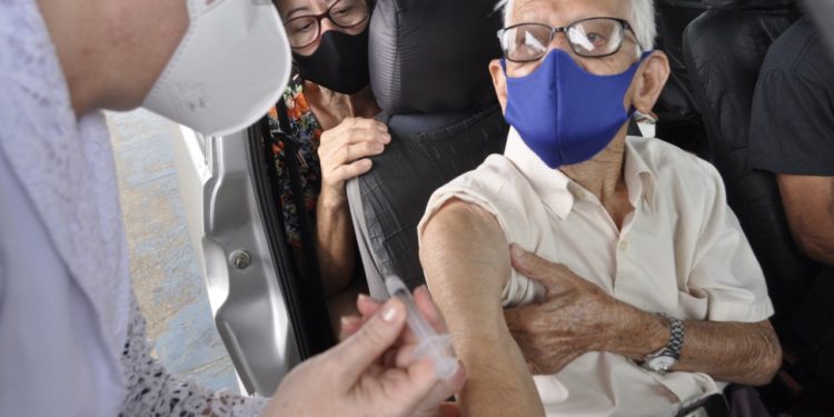 Barra Mansa ministra dose complementar da Coronavac em idosos a partir de 90 anos