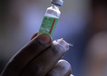 Primeiro lote de IFA para vacina Oxford/AstraZeneca deve chegar sábado