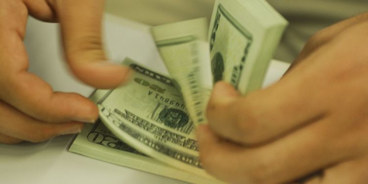 Dólar encosta em R$ 5,45 após resultados da economia americana