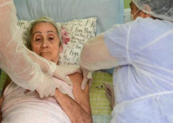Barra Mansa vacina idosos acamados com mais de 60 anos