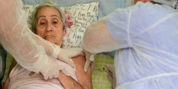 Barra Mansa vacina idosos acamados com mais de 60 anos