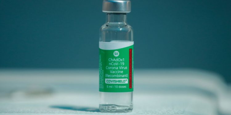 Voo com 2 milhões de doses de vacinas decola da Índia