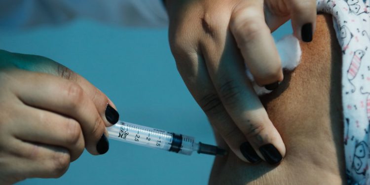 Covid-19: mundo deve chegar hoje a 150 milhões de doses aplicadas