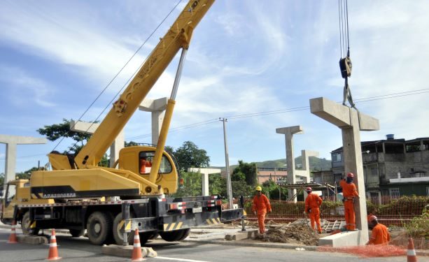 Pátio de Manobras: instalados pilares da passarela de pedestres próximo ao Parque da Cidade
