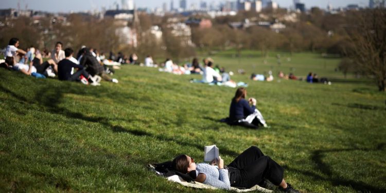 Pandemia: Inglaterra ameniza lockdown, mas premiê Johnson pede cautela