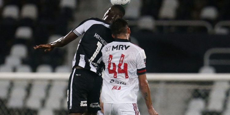 Flamengo enfrenta Botafogo em busca da liderança do Carioca