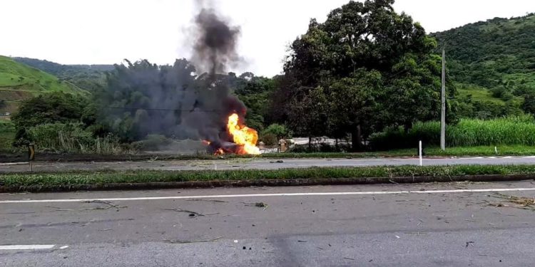 Motorista morre após explosão de carreta com gás liquefeito em Três Rios