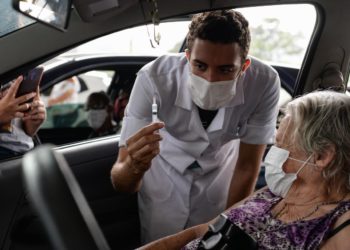 Barra Mansa imuniza 1.381 pessoas contra a Covid-19 nesta sexta-feira