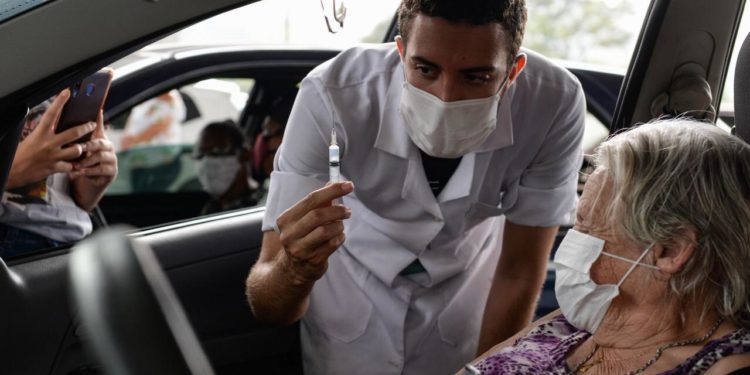 Barra Mansa imuniza 1.381 pessoas contra a Covid-19 nesta sexta-feira