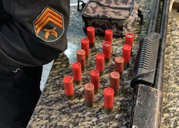 Bandido foge do cerco da PM e deixa espingarda 12 para trás em Resende
