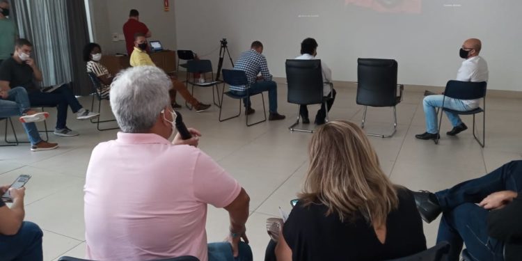 Marcelo Cabeleireiro participa de reunião para discutir falta de leitos de UTI no Médio Paraíba
