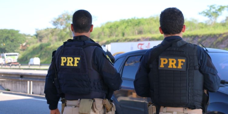 PRF prende dois homens e apreende duas armas de fogo em Piraí (RJ)