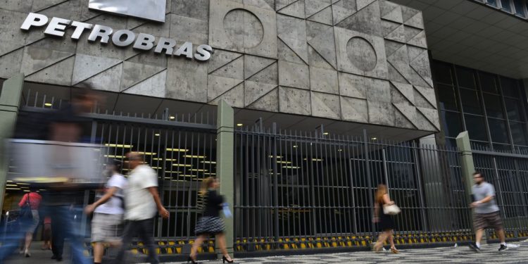 Petrobras anuncia nova alta nos preços da gasolina, diesel e gás para esta terça