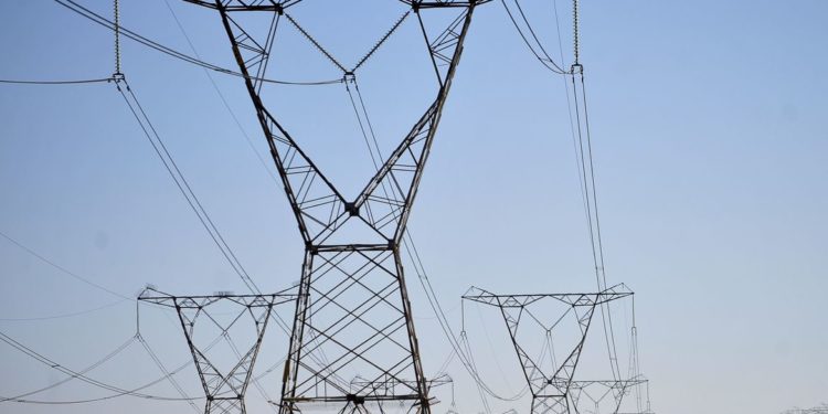 Bolsonaro sanciona lei que reduz efeitos da pandemia no setor elétrico