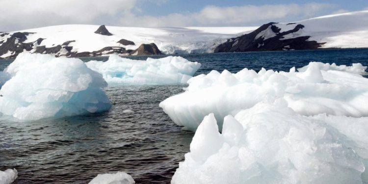 Antártica: degelo provoca separação de iceberg