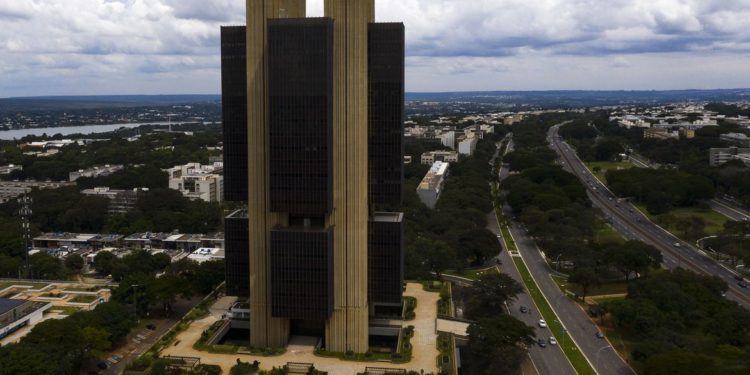 Mercado financeiro eleva projeção da inflação para 4,81% este ano