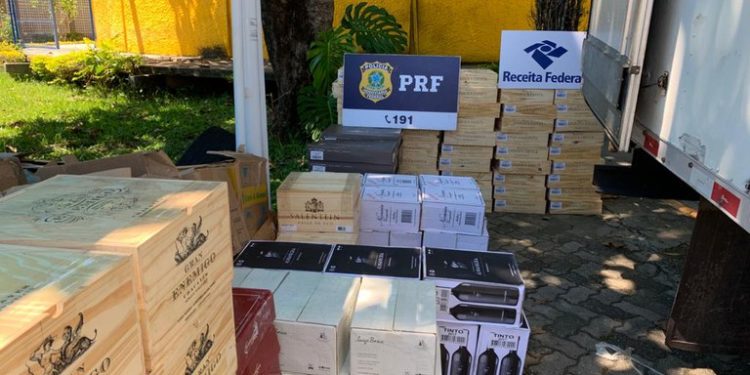 PRF e Receita Federal apreendem caixas de vinhos em Barra Mansa – RJ
