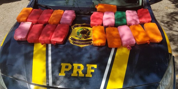 PRF apreende 20 quilos de pasta base de cocaína
