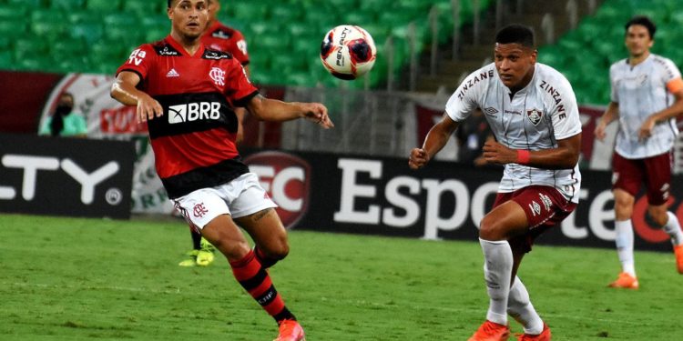 Fluminense vence Flamengo no Maracanã