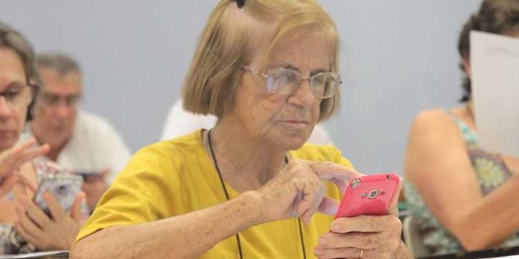 Número de idosos que acessam a internet cresce de 68% para 97% no Brasil