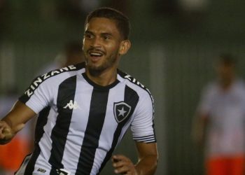 Botafogo vira no fim e segue na luta pela semi do Campeonato Carioca