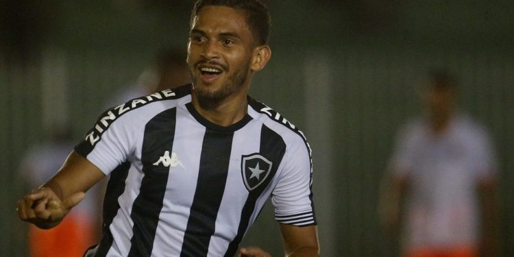 Botafogo vira no fim e segue na luta pela semi do Campeonato Carioca