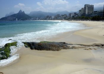 Novas regras contra covid-19: praias desertas no Rio e bares multados