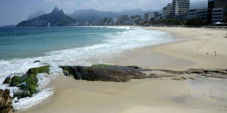 Novas regras contra covid-19: praias desertas no Rio e bares multados