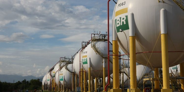Petrobras aumenta preços da gasolina e do diesel nas refinarias