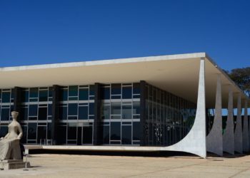 STF mantém lei que proíbe reajuste para servidores até dezembro