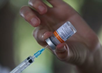 Moradores de outras cidades esgotam vacinas no Rio, diz secretário