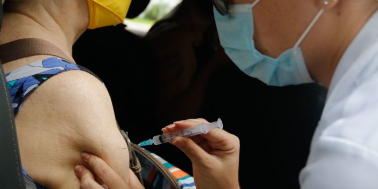 Governo dispensa licitação para compra das vacinas da Janssen e Pfizer