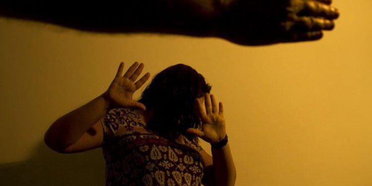 Denúncias de violência contra a mulher somam 105,6 mil em 2020