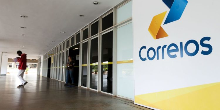 Bolsonaro inclui Correios no Programa Nacional de Desestatização
