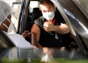 Homens de 60 anos recebem a primeira dose da vacina contra a Covid-19 em Barra Mansa