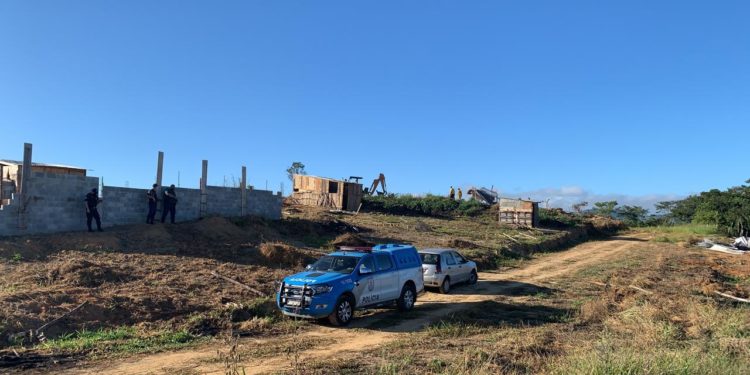 Prefeitura e PM desmobilizam loteamento irregular no Roma