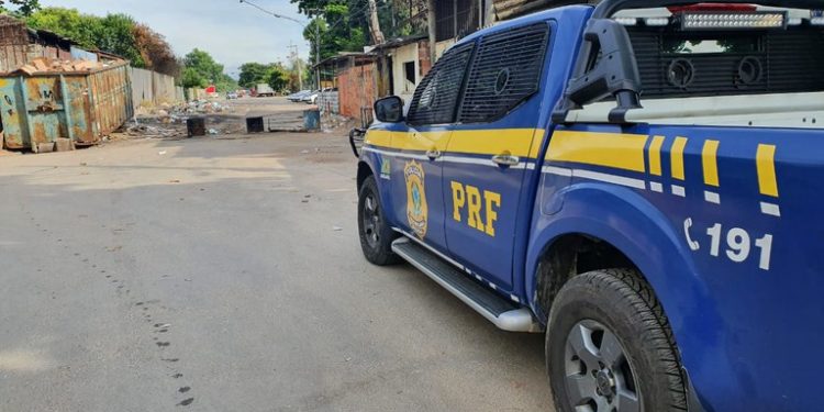 PRF e Polícia Civil realizam operação para retirada de barricadas