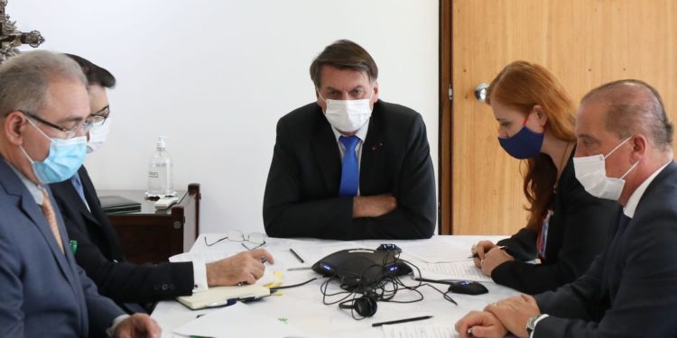 Bolsonaro conversa com Putin sobre importação da vacina Sputnik V