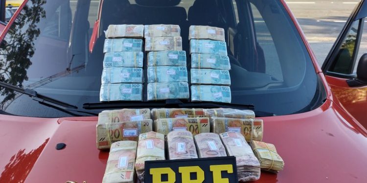 PRF apreende mais de 200 mil reais de origem ilícita em Seropédica