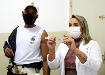 Resende começa a vacinar profissionais da área de segurança