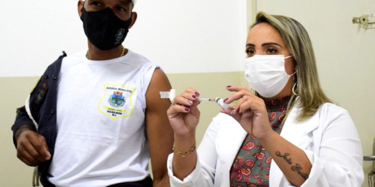 Resende começa a vacinar profissionais da área de segurança