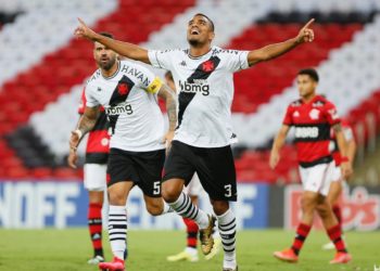 Vasco bate o Flamengo e segue vivo no Carioca