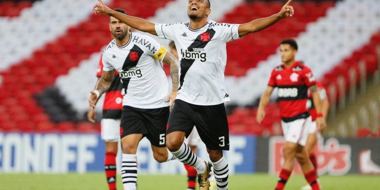 Vasco bate o Flamengo e segue vivo no Carioca
